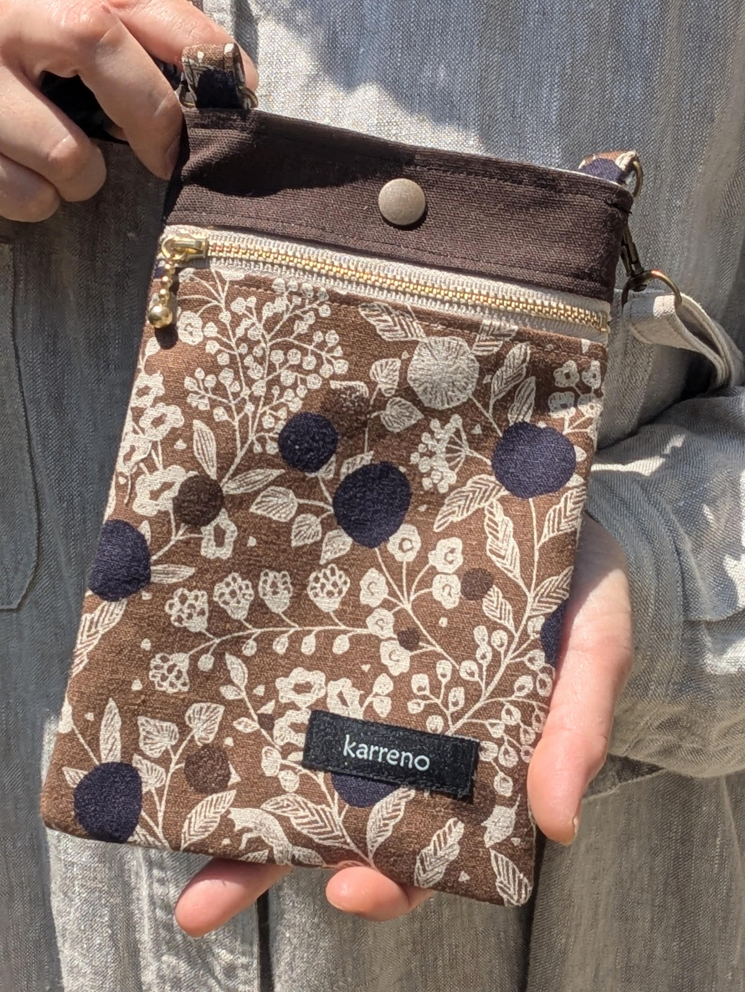 軽くて大人可愛いコットンリネンのスマホポシェット（ブラウン）お散歩　お出かけ　ナチュラル　ショルダー　綿麻　便利1枚目の画像